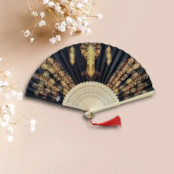 Giải Mã Giấc Mơ Thấy Quạt Nan: Điềm Báo May Rủi Nào Cho Bạn? 4 Quạt nan tre cổ điển tinh xảo.