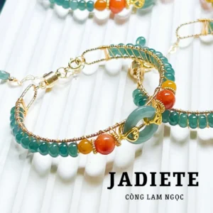 Vòng Phong Thủy Tinh Xảo Trên Bàn Làm Việc.