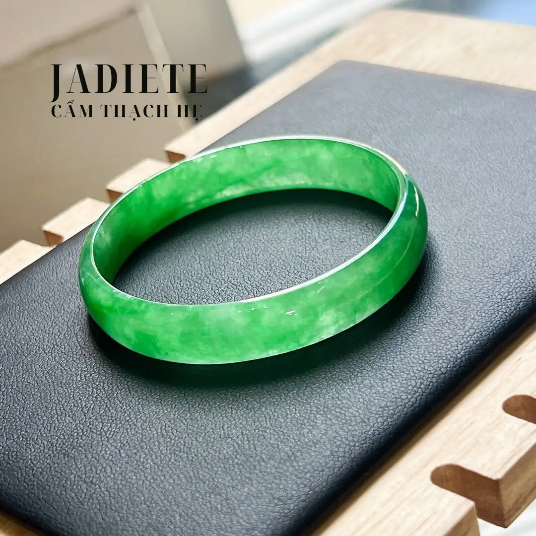 Vòng Ngọc Khai Quang Tại Chùa: Hiểu Đúng Để Thỉnh An Lành Vĩnh Cửu 6 Vòng tay ngọc cẩm thạch xanh đẹp trên lụa