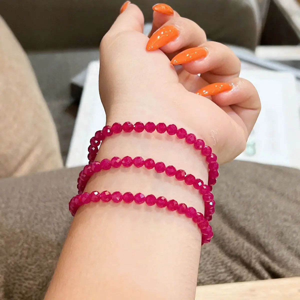 Vòng Ruby Đỏ Tuổi Tỵ: Hướng Dẫn Chuyên Sâu Kích Hoạt Vận Khí 4 Vòng ruby đỏ sang trọng trên cổ tay.