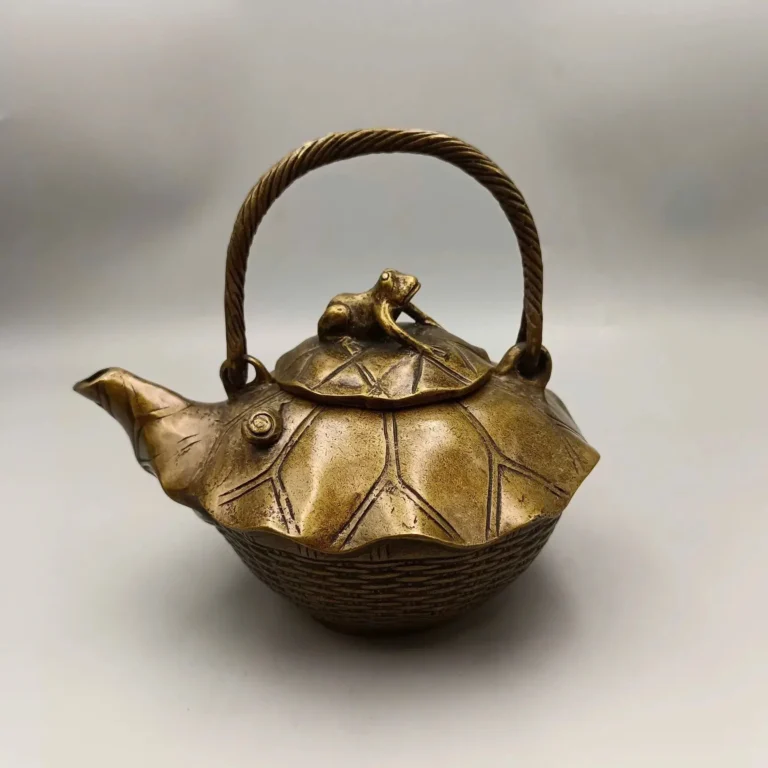 Ếch trên lá sen bình yên tài lộc