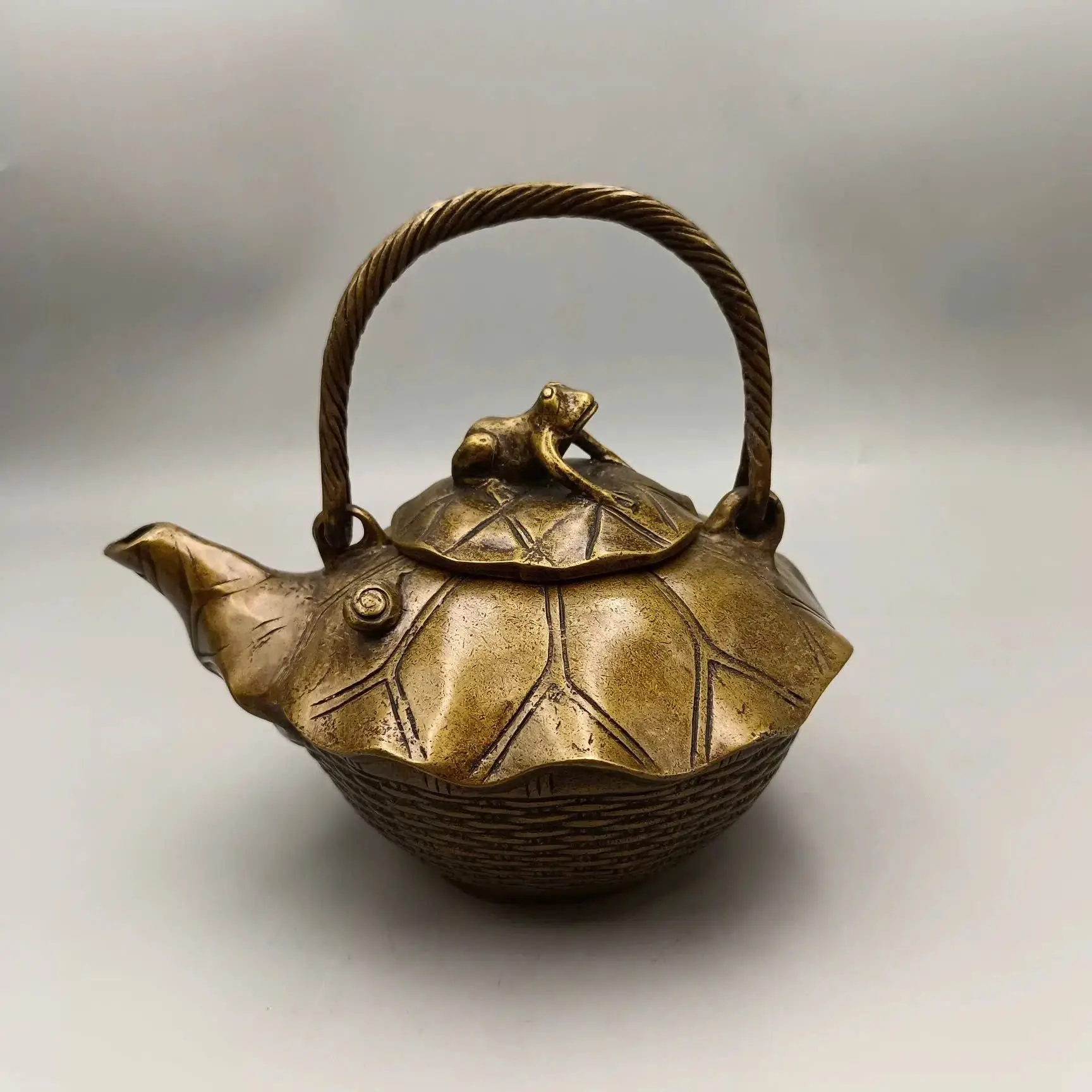 Giải Mã Giấc Mơ Thấy Ếch: Điềm Báo Tài Lộc Hay Lời Cảnh Báo Sâu Sắc? 3 Ếch trên lá sen bình yên tài lộc