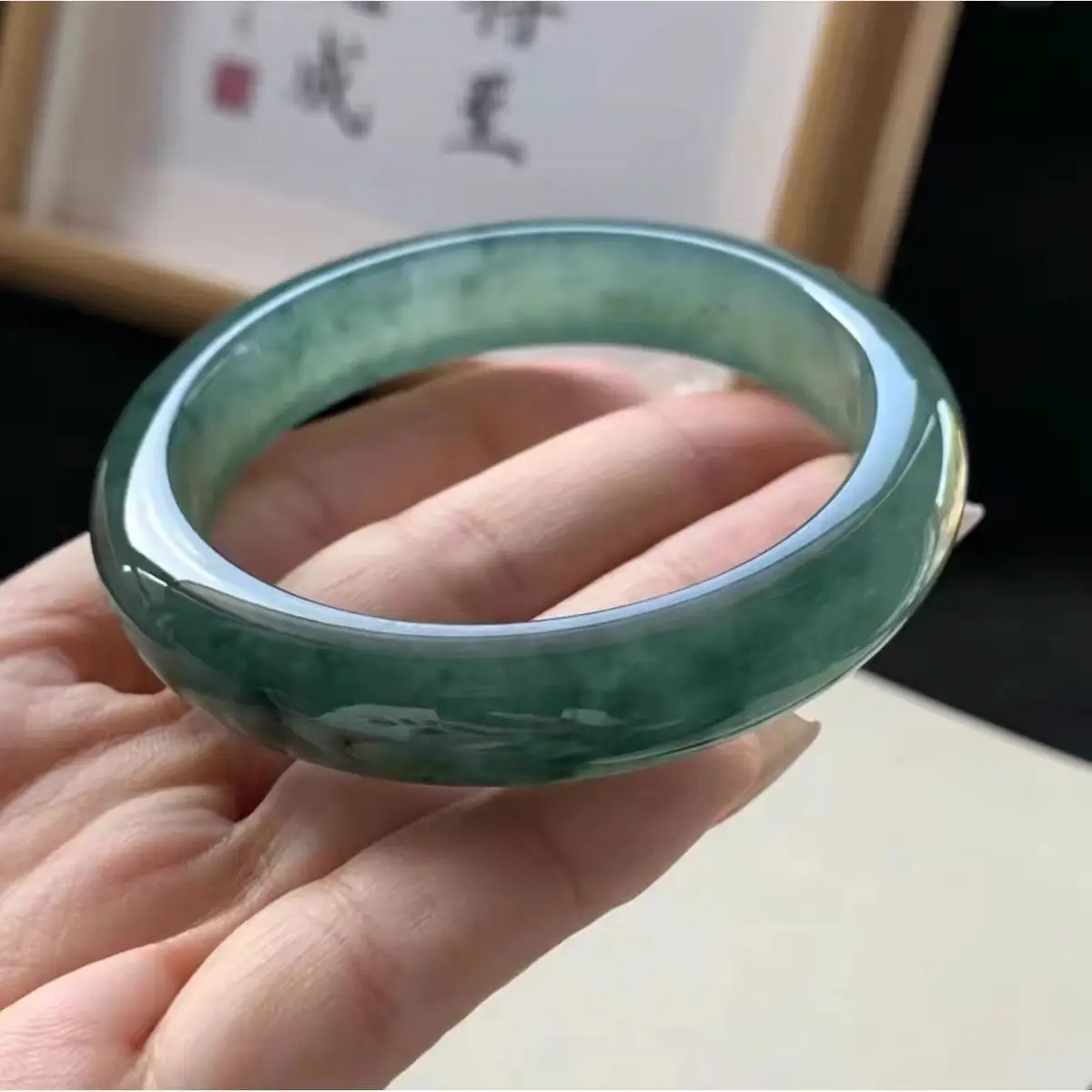 Giải Mã: Vòng Vàng 18K Ngọc Bích Hợp Ai Để Thu Hút May Mắn? 4 Vòng ngọc bích đơn sắc, vẻ đẹp tự nhiên.