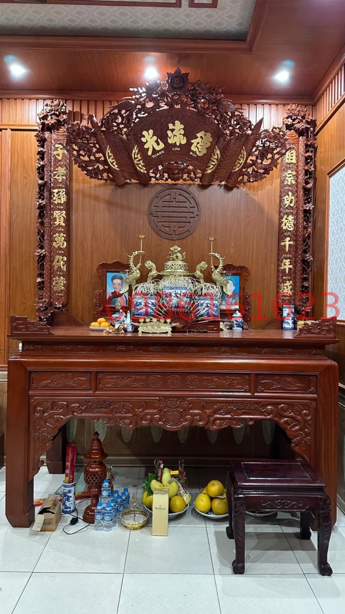 Kiêng Kỵ Bàn Thờ Đối Diện Cầu Thang: Căn Nguyên & Hóa Giải Chuẩn Phong Thủy 7 Bàn thờ trang nghiêm, gọn gàng, yên bình.