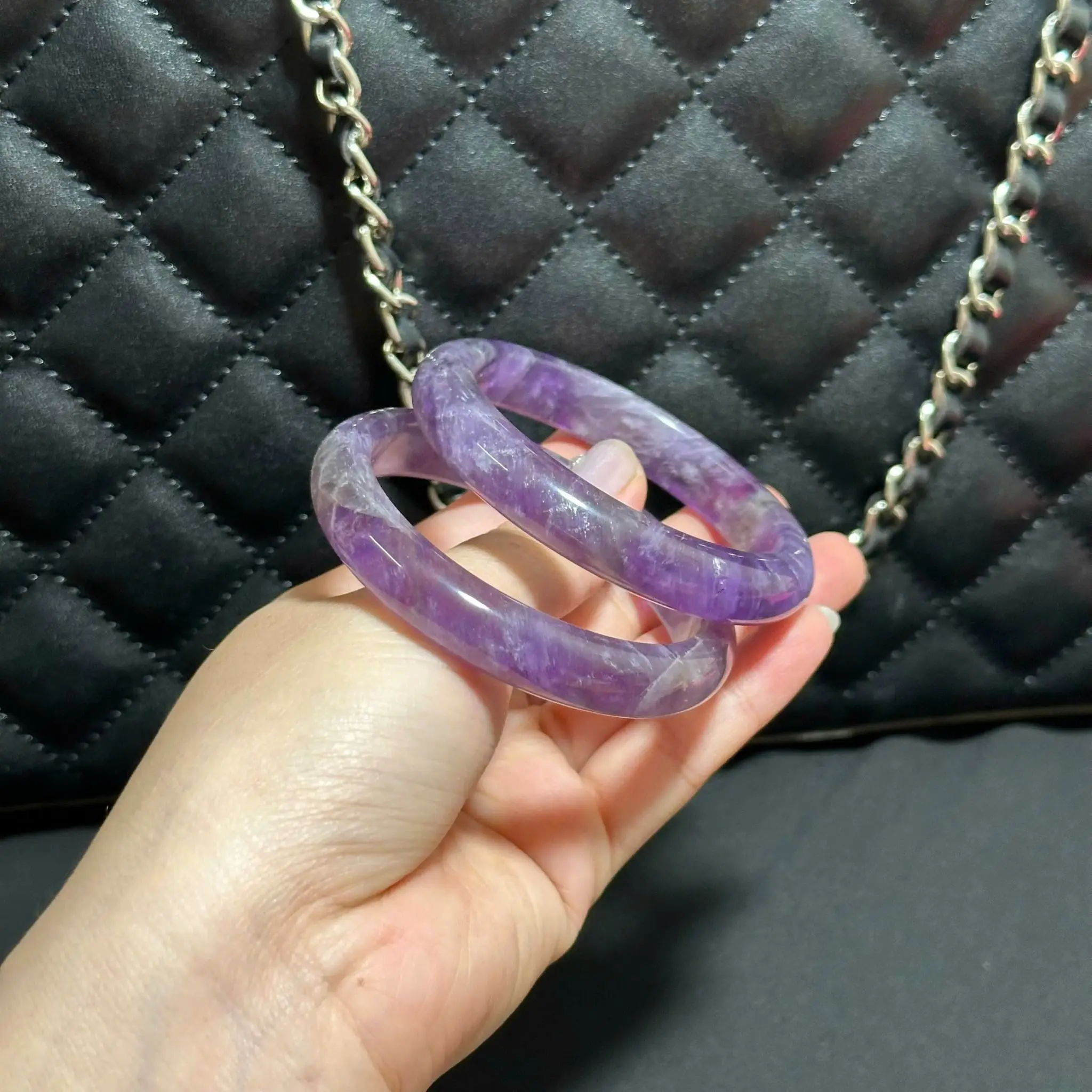 Giải Mã Bí Ẩn: Vòng Thạch Anh 10mm Hợp Ai Để Gia Tăng Cát Khí? 6 Bàn tay thạch anh tím: Cân bằng và thanh tịnh.