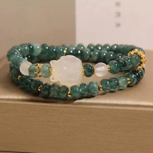 Vòng ngọc bích xanh phản chiếu tự nhiên.