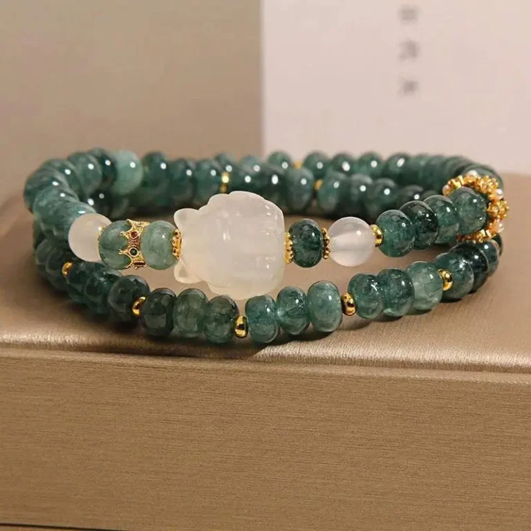 Vòng Ngọc Bích Tỳ Hưu Ý Nghĩa: Khai Mở Tài Lộc, Bình An Thực Sự 6 Vòng ngọc bích xanh phản chiếu tự nhiên.