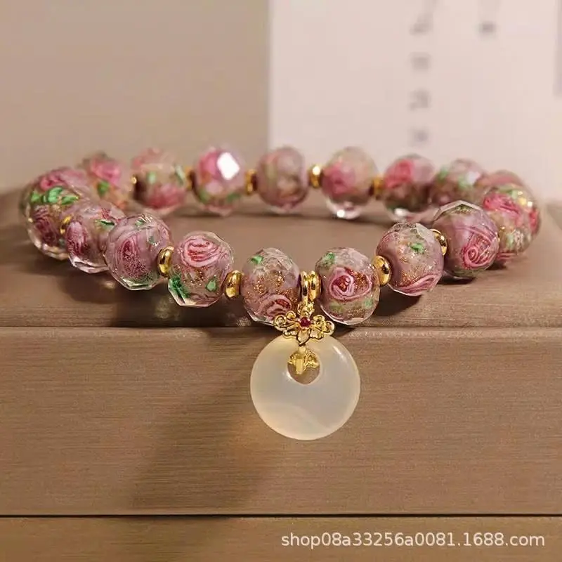 Vòng tay phong thủy tinh tế đeo tay.