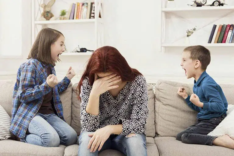 Gương đối diện bàn thờ: Kiêng kỵ và hóa giải chuẩn Phong Thủy 6 Gia đình mất hòa khí, không khí căng thẳng.