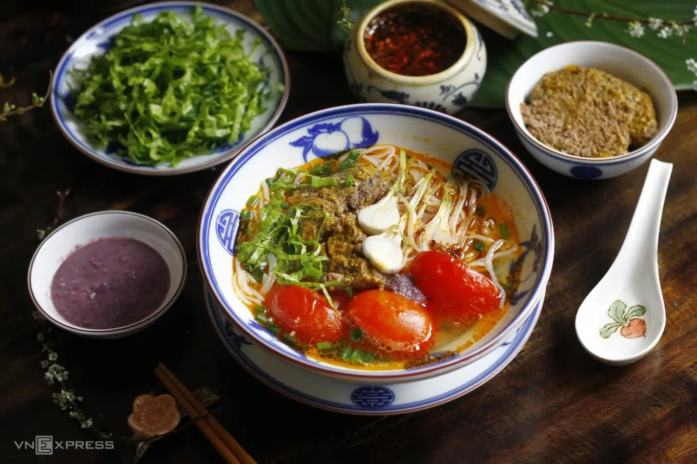 Giải Mã Giấc Mơ Thấy Đi Bắt Cua Đồng: Điềm Báo & Hướng Hóa Giải 6 Mâm cơm gia đình ấm cúng với cua đồng.