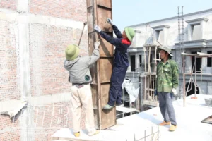 Ngôi nhà đang xây dựng cùng công nhân.