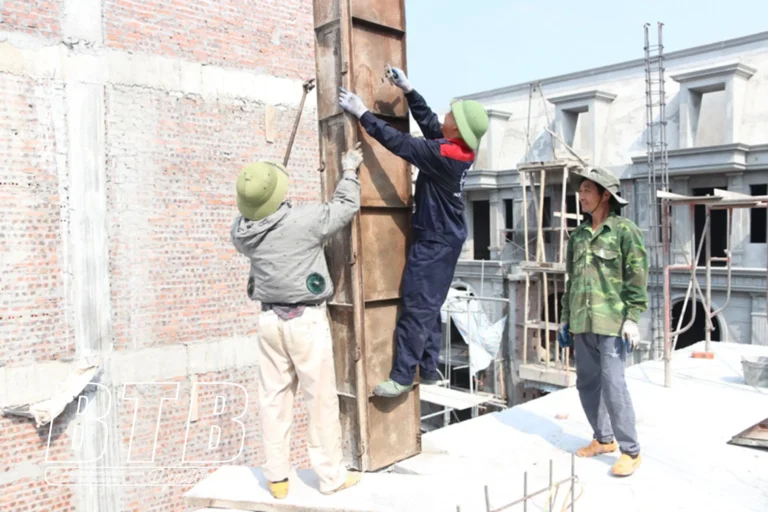 Ngôi nhà đang xây dựng cùng công nhân.