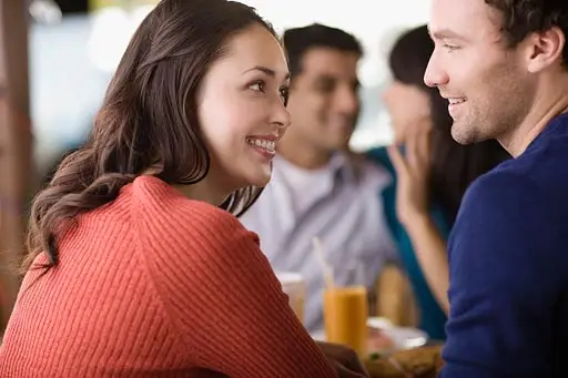 Nằm mơ thấy người mình thích: Giải mã điềm lành, hóa giải lo âu 6 Cặp đôi trẻ hạnh phúc trò chuyện vui vẻ.