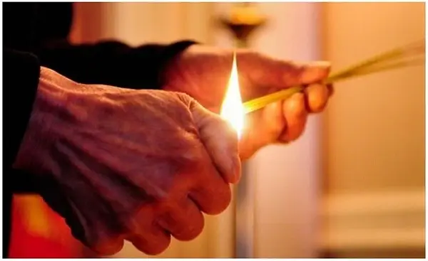 nằm mơ thấy ma la điềm gì 6 Bàn tay thắp nén hương tâm linh