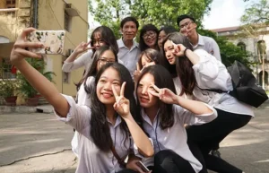 Học sinh cấp 3 cười đùa, tràn đầy năng lượng.