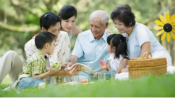 Gia đình hạnh phúc, nhân hòa và an tâm sống thiện.