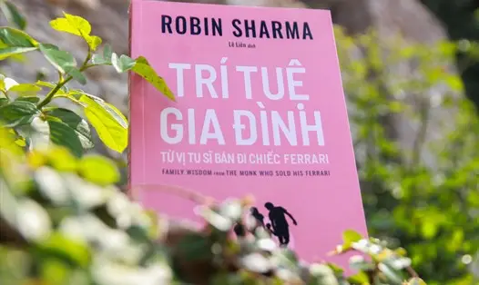 Phụ nữ đọc sách, thiền định bình yên