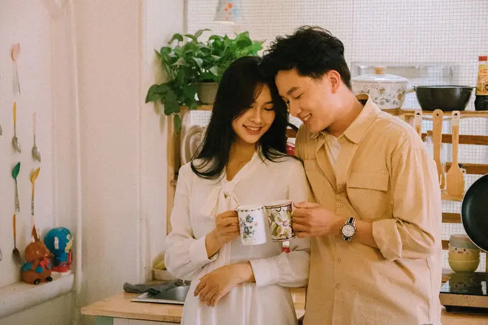 Nằm Mơ Thấy Vợ: Giải Mã Điềm Báo May Rủi Từ Thế Giới Tâm Linh 6 Cặp vợ chồng hạnh phúc bên nhau.