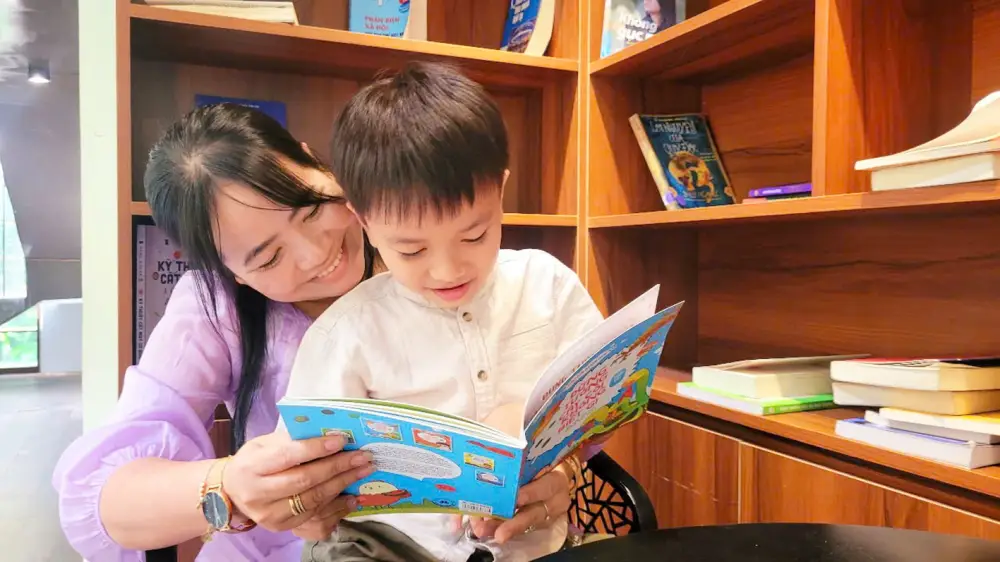 Gia đình ấm cúng đọc sách, nuôi dưỡng tâm hồn.
