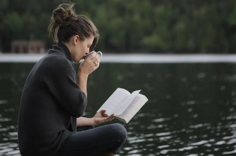 Giải Mã Giấc Mơ Thấy Nước: Điềm Báo Cát Lành Hay Thử Thách? 7 Phụ nữ đọc sách trong không gian bình yên.