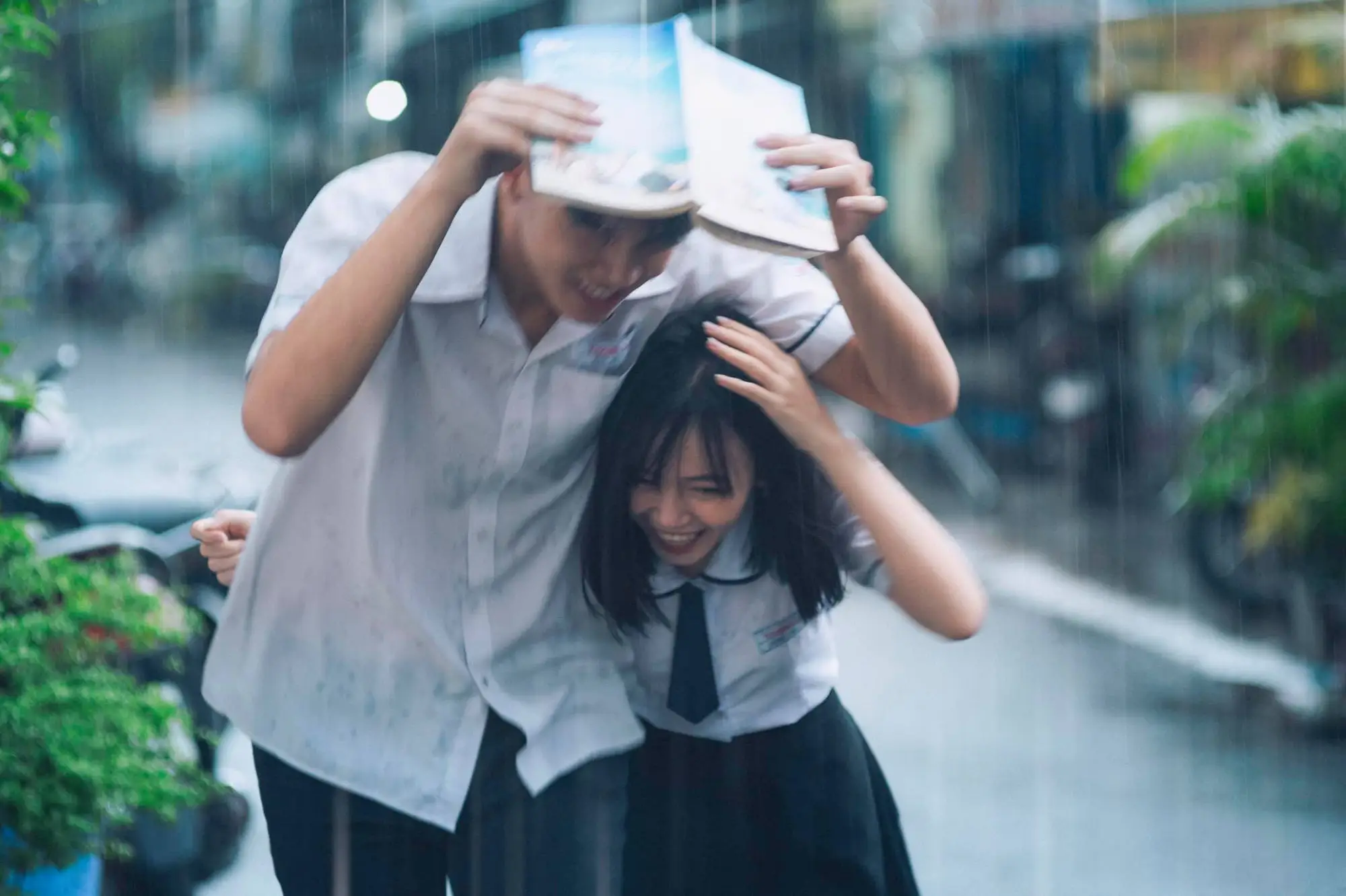 Cặp đôi hàn gắn trò chuyện nghiêm túc.