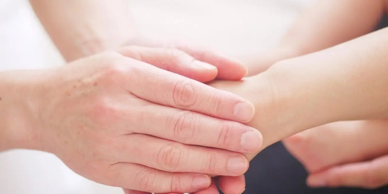 Nằm Mơ Thấy Rụng Răng Không Chảy Máu: Ý Nghĩa & Cách Hóa Giải 7 Bàn tay đặt tim: An tâm thiện lành.