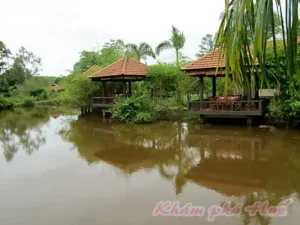 Câu cá thư giãn bên hồ nước tĩnh lặng.