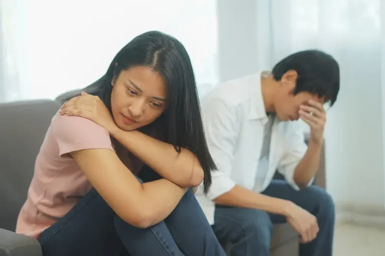 Vợ chồng tranh cãi nhẹ nhàng trong giấc mơ lo lắng