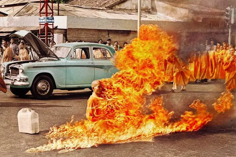 Ngọn lửa: Biểu tượng hủy diệt và tái sinh.