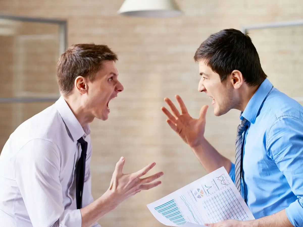 Tranh cãi cân bằng: Hai người xung đột hài hòa.