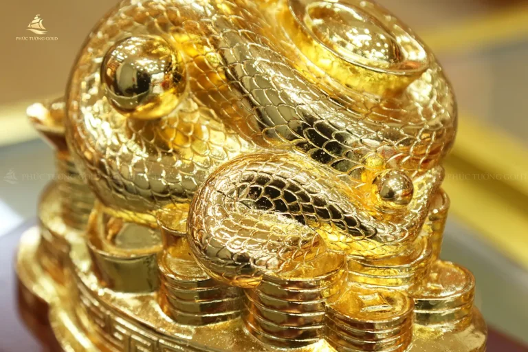 Người bắt rắn vàng tài lộc khéo léo