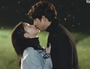 Cặp đôi hôn lãng mạn, mơ màng huyền ảo.