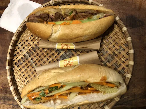 Ý Nghĩa Tên Tiếng Anh Sarah | Nguồn Gốc, Tính Cách Và Phong Thủy 10 Mô tả hình ảnh một quán bánh mì Hà Nội đông khách với nhiều người xếp hàng