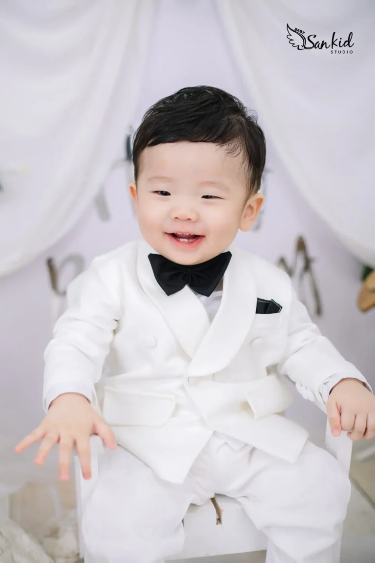 Bé trai đáng yêu cười kháu khỉnh