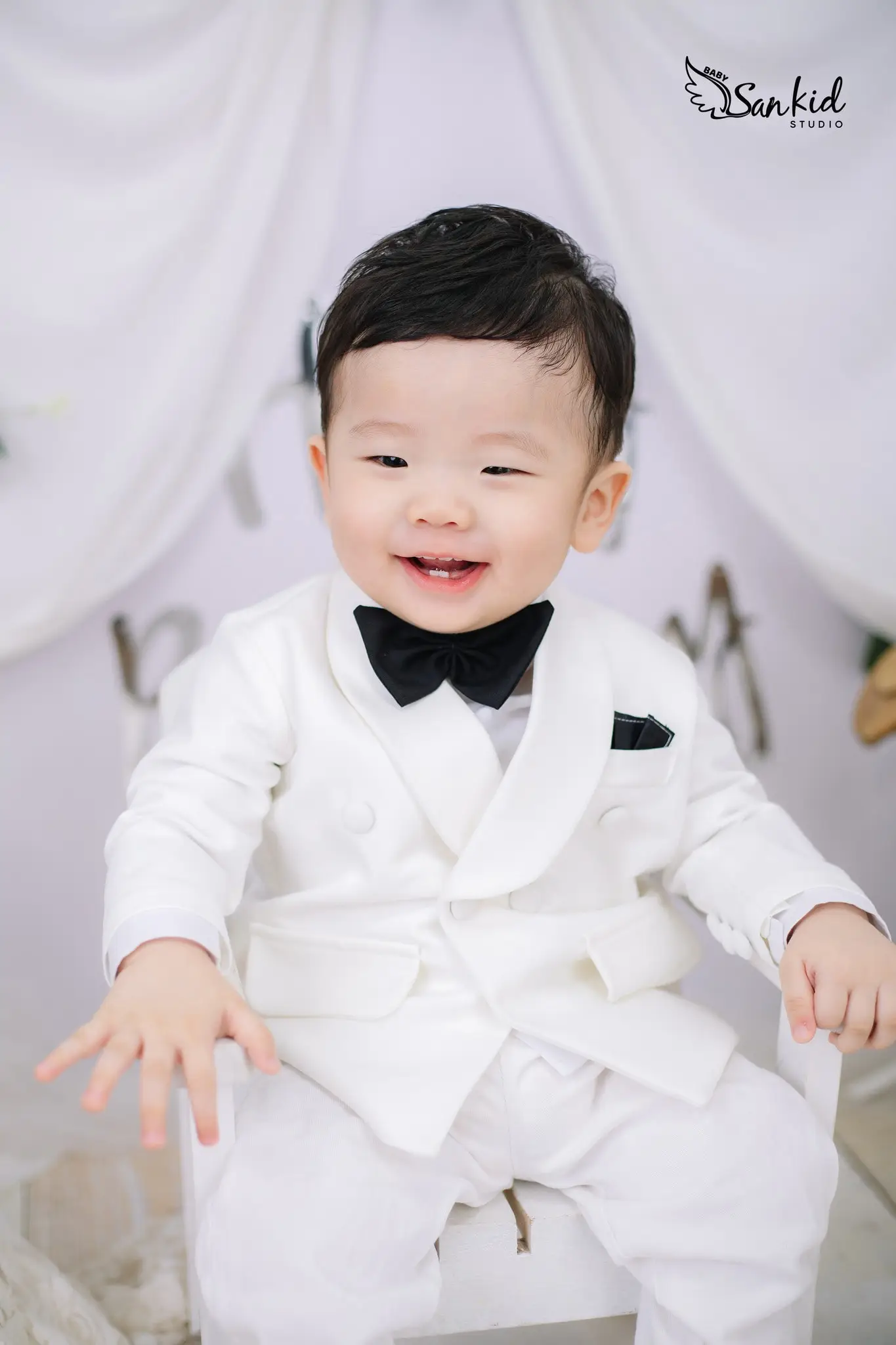 Bé trai đáng yêu cười kháu khỉnh