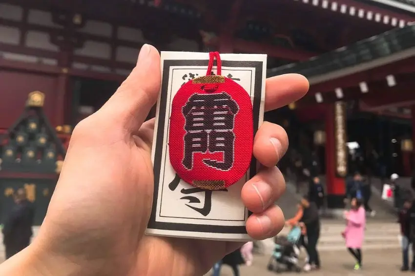 Bàn tay cầm thẻ bài, bùa may mắn tâm linh.