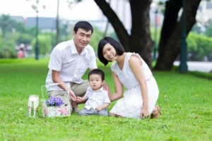 Gia đình hạnh phúc, bé trai ấm áp tươi sáng.