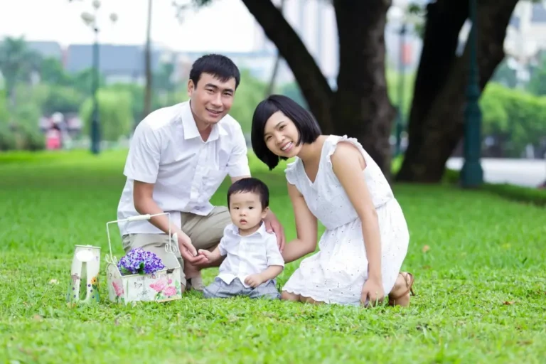 Gia đình hạnh phúc, bé trai ấm áp tươi sáng.