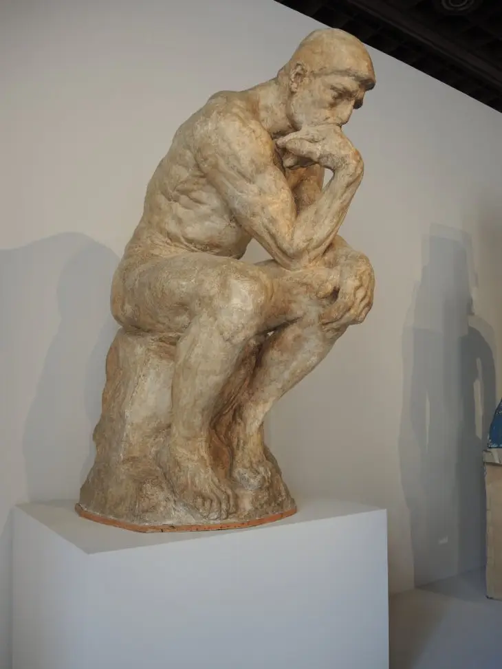 Nằm Mơ Thấy Có Người Yêu: Giải Mã Điềm Báo & Hóa Giải Cuộc Sống 3 Người suy tư, đắm chìm trong giấc mơ.