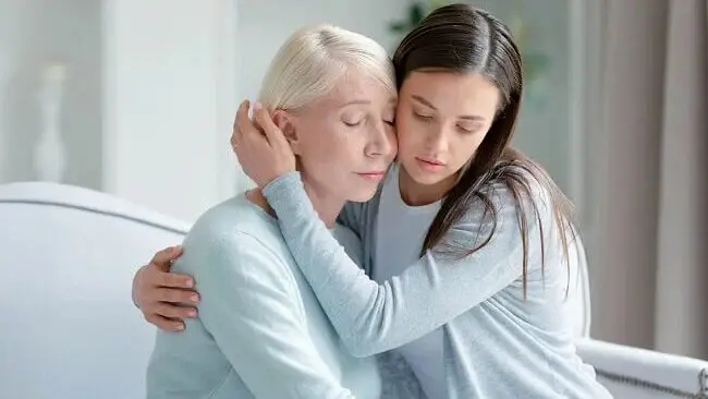 Bạn bè, gia đình an ủi, hỗ trợ lúc khó khăn.