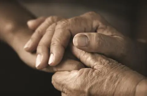 Giải Mã Giấc Mơ Thấy Người Quen Lâu Ngày Không Gặp: Điềm Báo & Hóa Giải 6 Con người nắm tay: Kết nối và dẫn lối