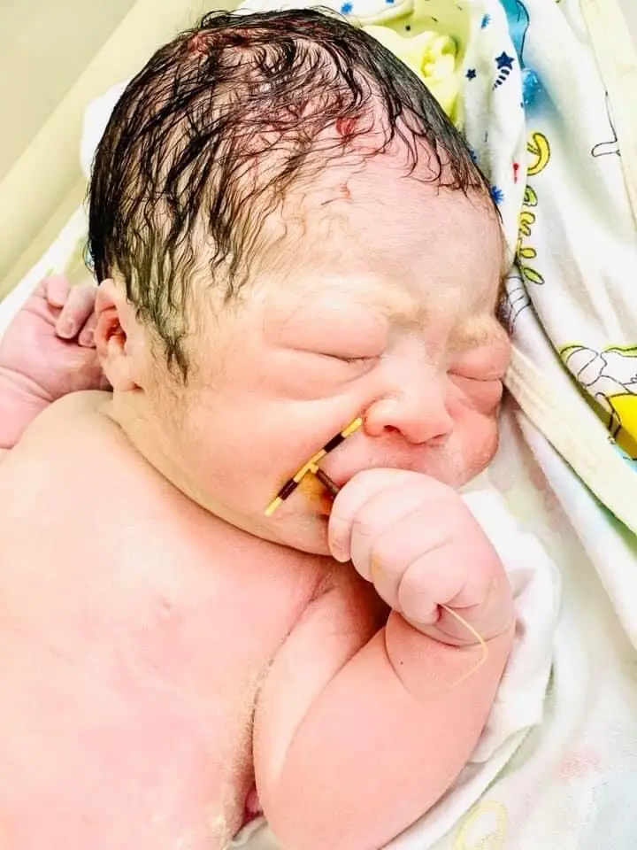 Nằm Mơ Thấy Mình Sinh Con Gái Là Điềm Gì: Giải Mã Sâu Sắc & Lời Khuyên 4 Em bé ra đời: Hạnh phúc, hy vọng.