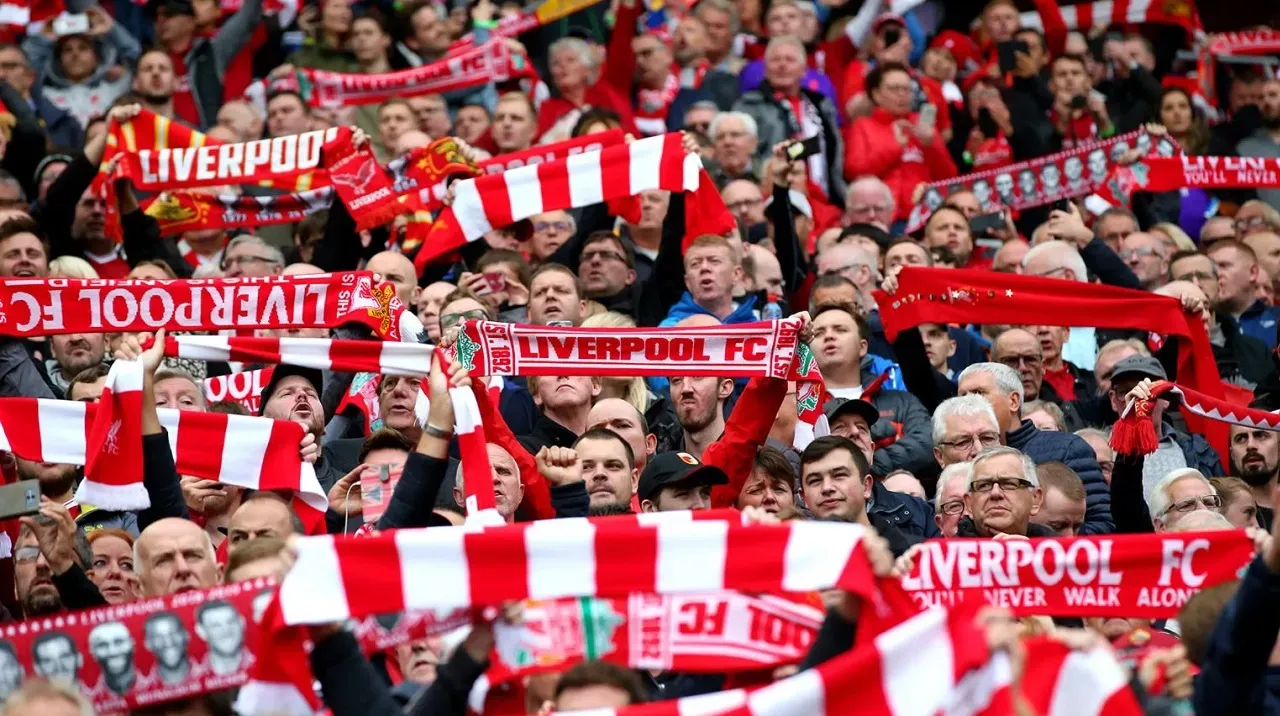 Fan Liverpool cuồng nhiệt trên khán đài sân vận động Anfield
