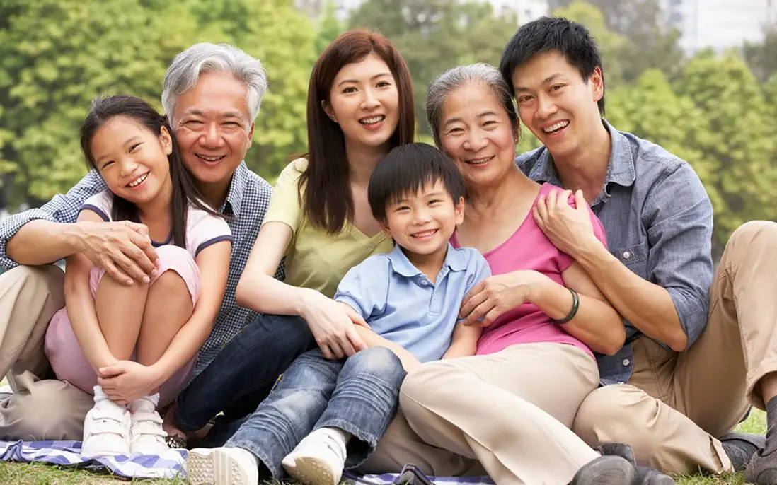 Giải Mã Nằm Mơ Thấy Bố Mẹ Đã Mất: Điềm Báo, Hóa Giải An Tâm 6 Gia đình đoàn tụ, khoảnh khắc bình yên.