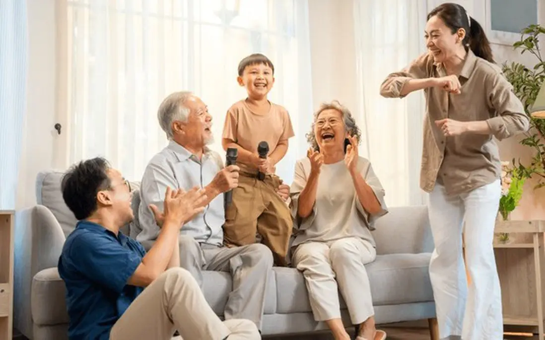 Gia đình trò chuyện hòa thuận, ấm áp.