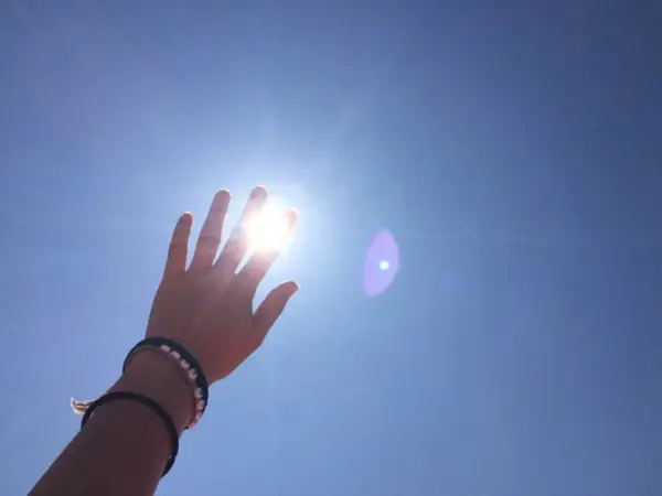 Giải Mã Giấc Mơ Nằm Mơ Thấy Mất Đôi Dép: Điềm Báo Sắp Tới? 5 Bàn tay cố nhặt dép trôi