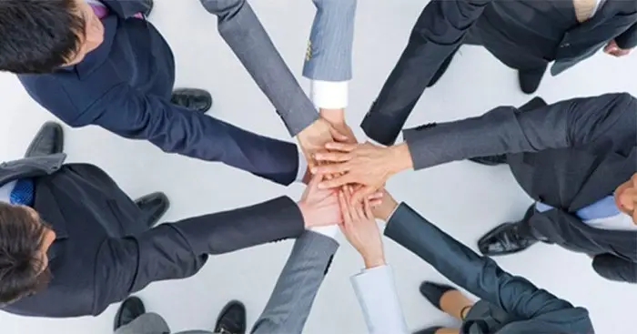 Giải Mã Giấc Mơ: Nằm Mơ Thấy Người Yêu Hiện Tại Điềm Báo Gì? 7 Bàn tay nắm chặt: Tin tưởng, gắn kết.