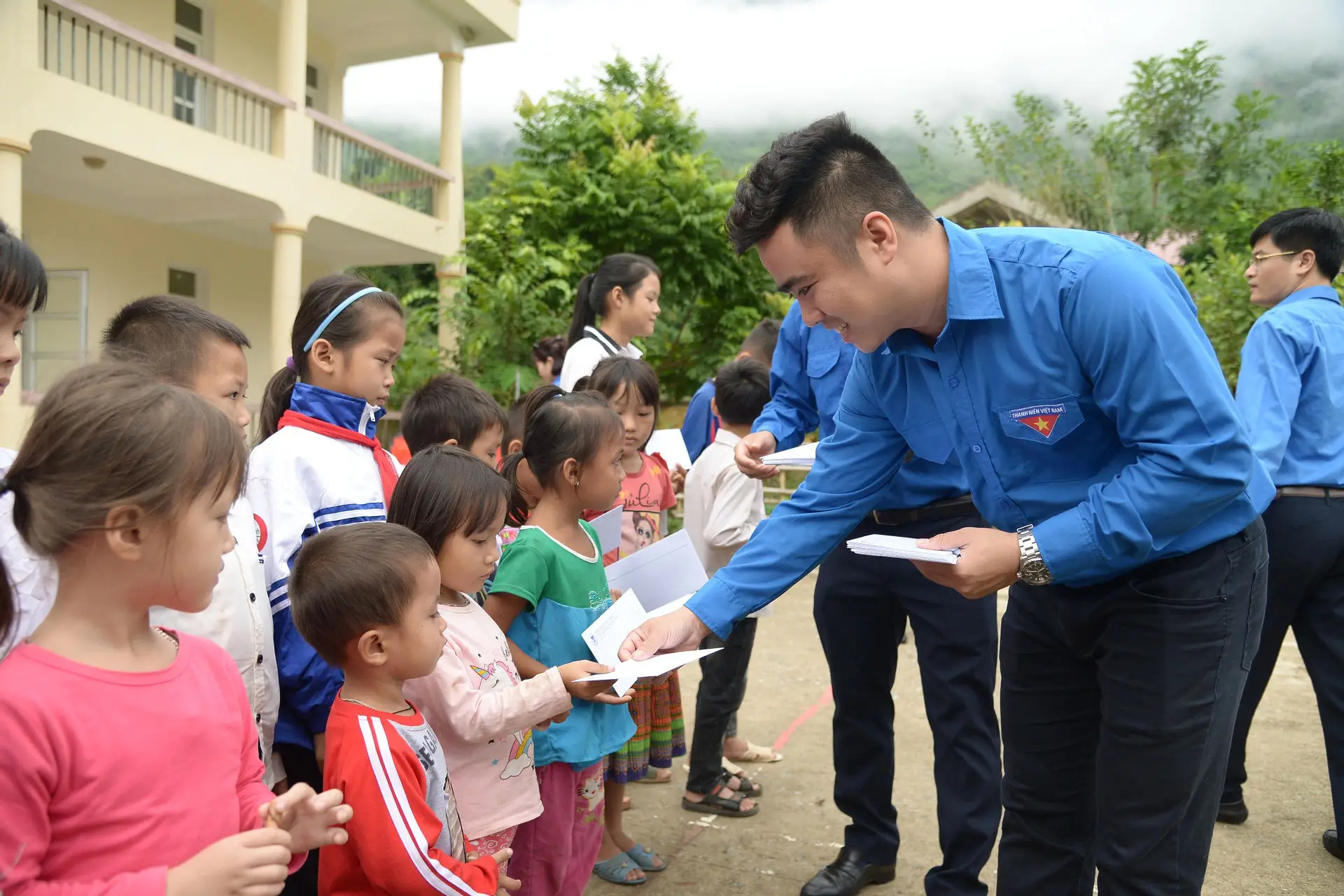 Hình ảnh thiền định và hoạt động thiện nguyện