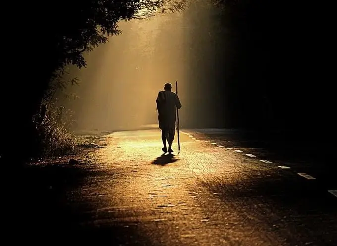 Con đường sáng, người tự tin vượt bóng tối.