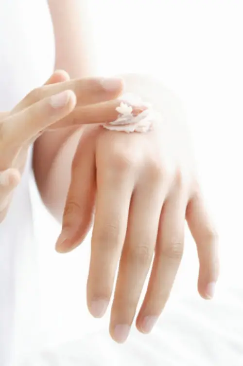 Giải Mã Giấc Mơ Nằm Thấy Đám Tang Người Thân: Điềm Báo & Hóa Giải 7 Bàn tay nâng niu: An tâm, hành động.